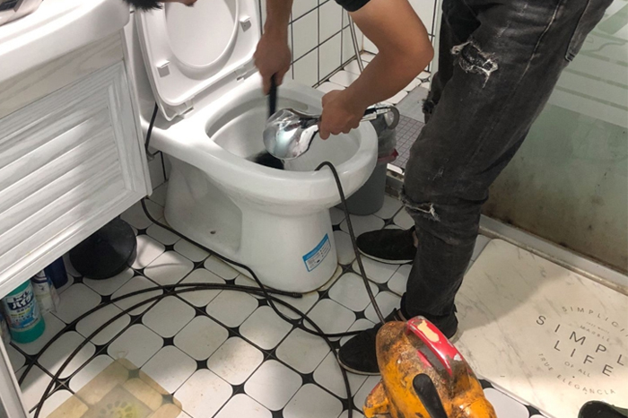 石碣镇疏通下水道