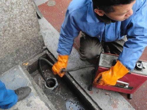 石碣镇疏通下水道