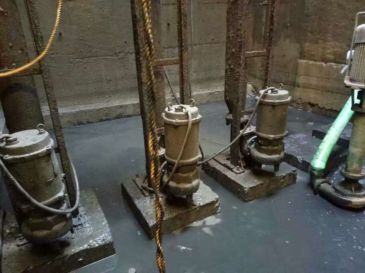 石碣镇污水池清理