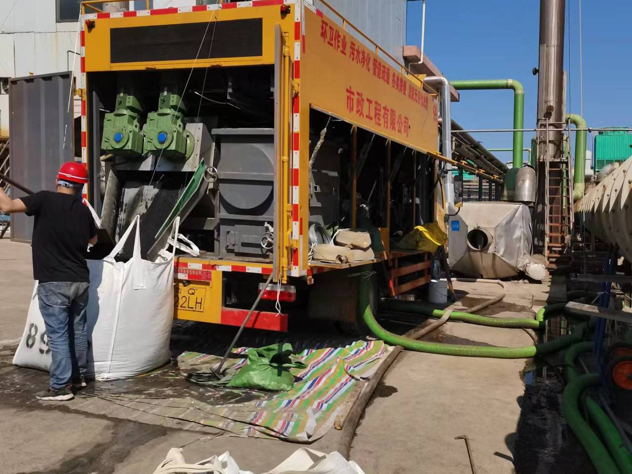 石碣镇淤泥压干处理